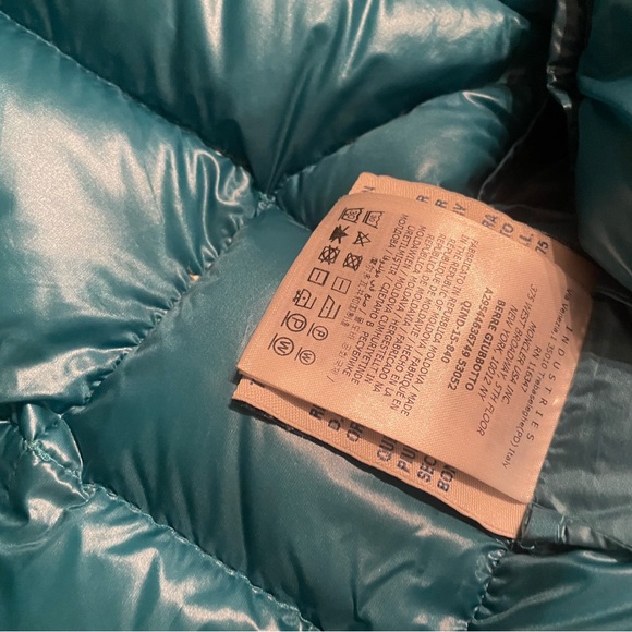 Moncler coat turquoise has a small hole can be fixed - Picture 3 of 7